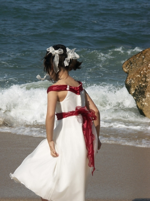 Vestido em popeline e organza poliester com varios apontamentos em contraste.