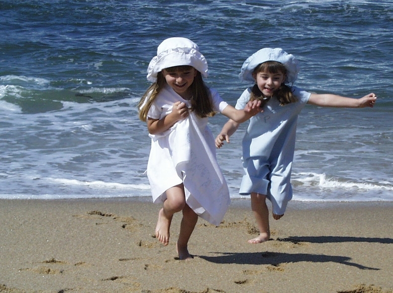 Vestidos em algodo, um deles com bordado na orla da saia.