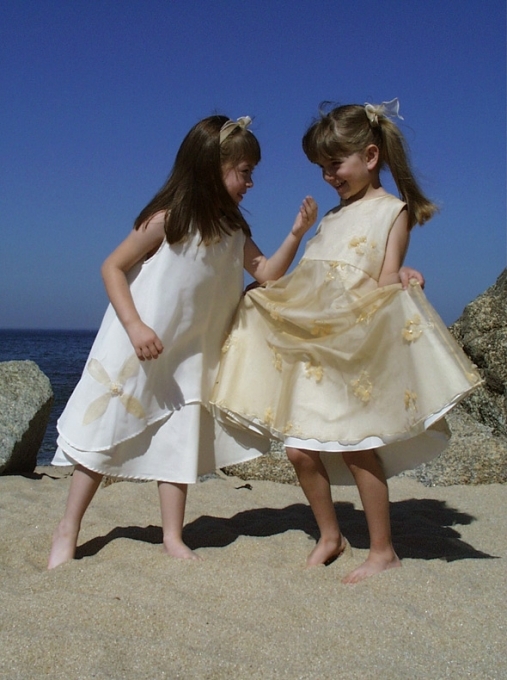 Vestidos com popeline e organza de seda bordada.