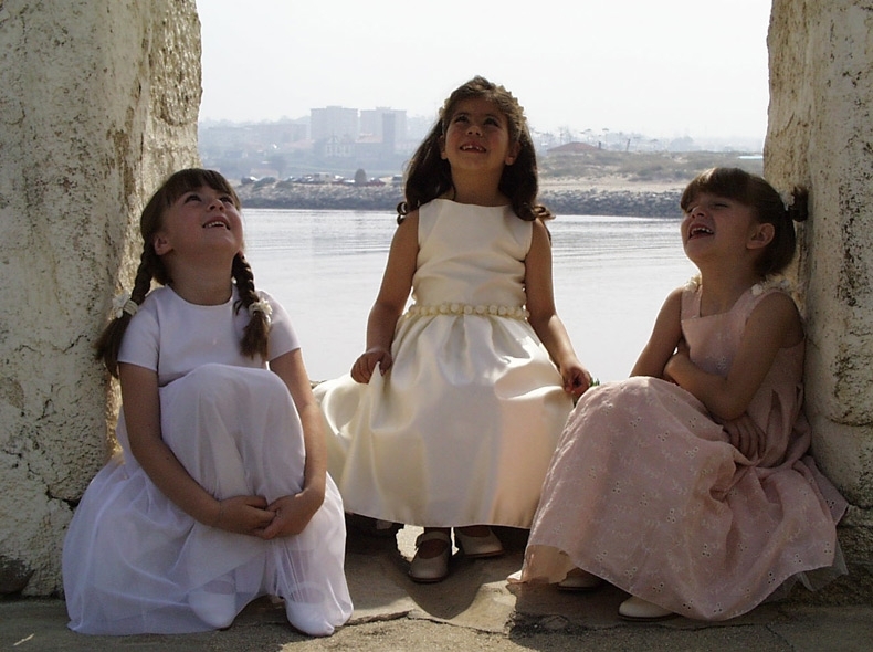 Vestidos em diferentes materiais, entre os quais algodo bordado, cetim e algodo lisos.