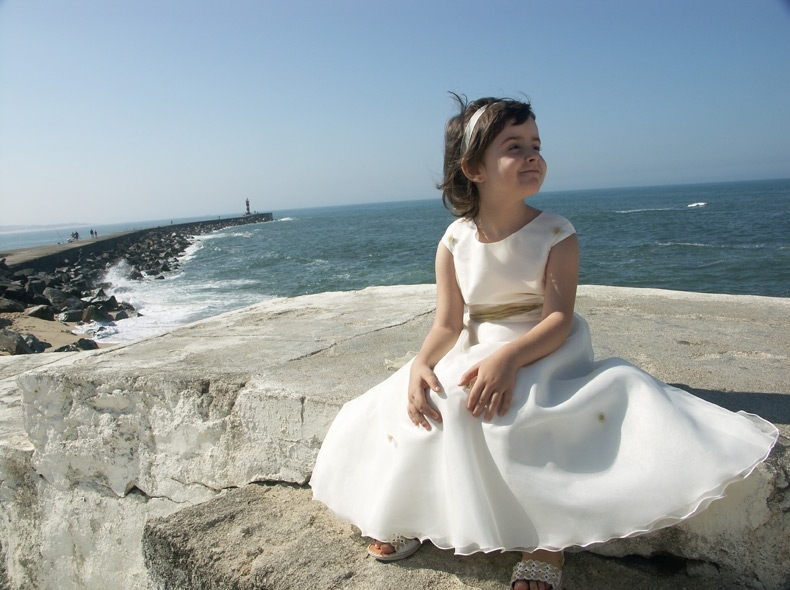 Vestido em popeline e organza poliester com varios apontamentos em contraste.