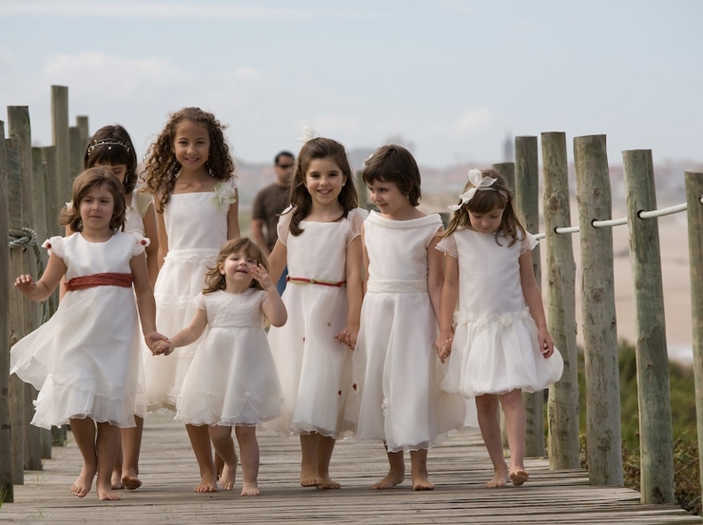 Vestido em shantung e organza poliester com apontamentos noutras cores.