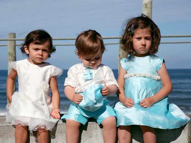 Vestido em organza.
Conjunto cerimnia beb: Camisa em seda selvagem lisa, calo em seda com faixa. 
Vestido em seda com grinalda de flores na cintura.

