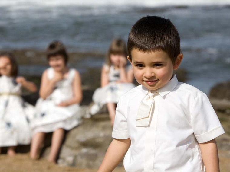 Vestido em cetim com varios apontamentos em contraste.
Conjunto beb com camisa em linho, plastrone e calo em linho.