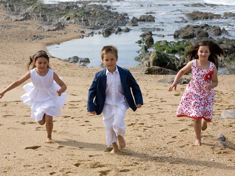 Vestido em popeline brilhante.
Blazer clssico com racha e bermudas compridas em linho.
Vestido em algodo estampado.