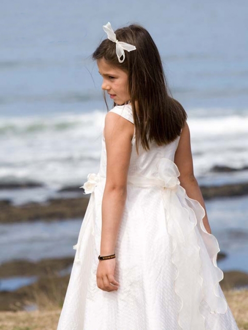 Vestidos com popeline e organza de seda bordada.