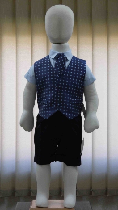 Ref.161062 Conjunto na escala de beb constituido por colete em jaquard, camisa, calo e plastron.