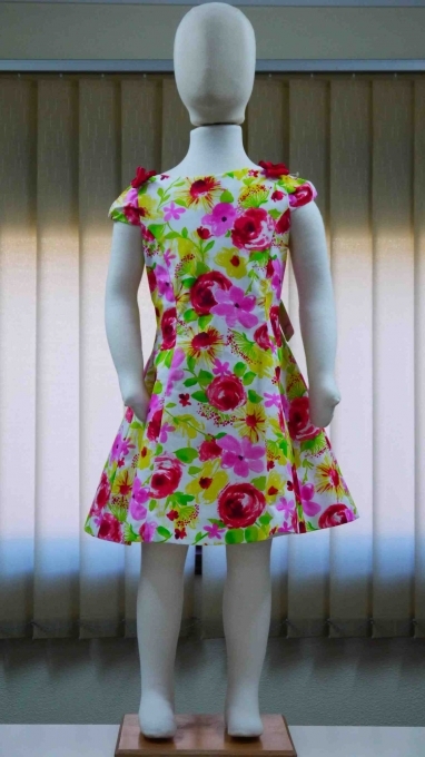 Ref.161114 Vestido na escala juvenil em popeline estampada com cortes longitudinais